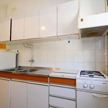 In With Two-bedrooms 7 *