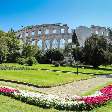 Apartment In With Two-bedrooms 7 Pula