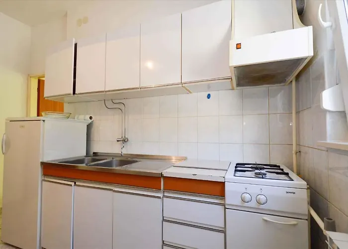 In With Two-bedrooms 7 *